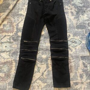 Stylish Black Skinny Jeans with Zipper Accents